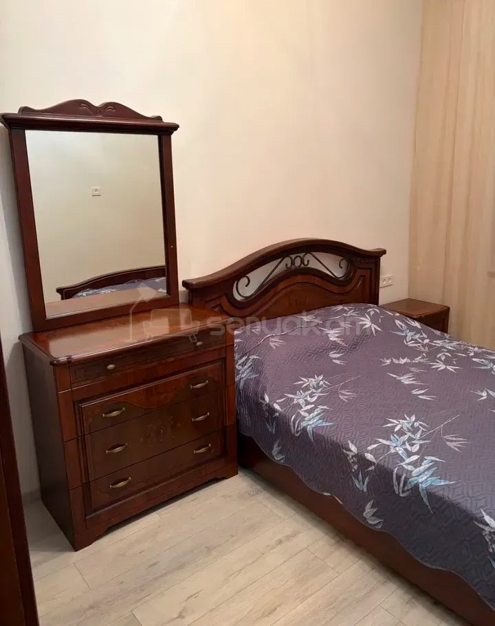 3 Սենյականոց Բնակարան Քարե Շենքում, 70քմ, 2/5 հարկ, Նորմալ Վիճակում, Կահավորված