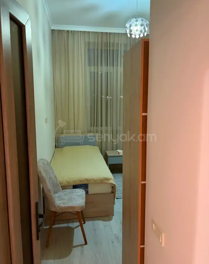 3 Սենյականոց Բնակարան Քարե Շենքում, 70քմ, 2/5 հարկ, Նորմալ Վիճակում, Կահավորված