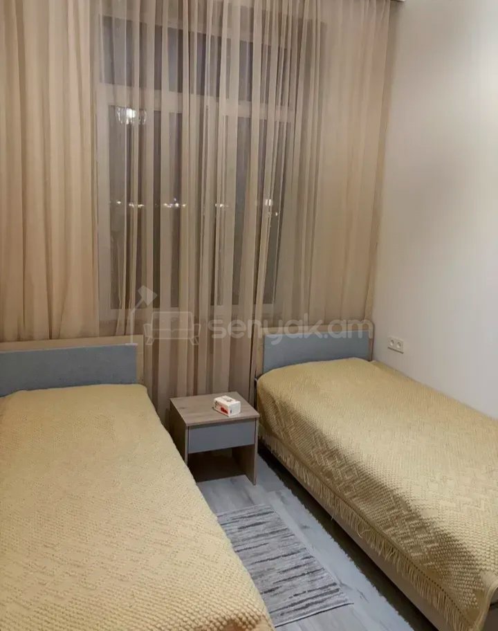 3 Սենյականոց Բնակարան Քարե Շենքում, 70քմ, 2/5 հարկ, Նորմալ Վիճակում, Կահավորված