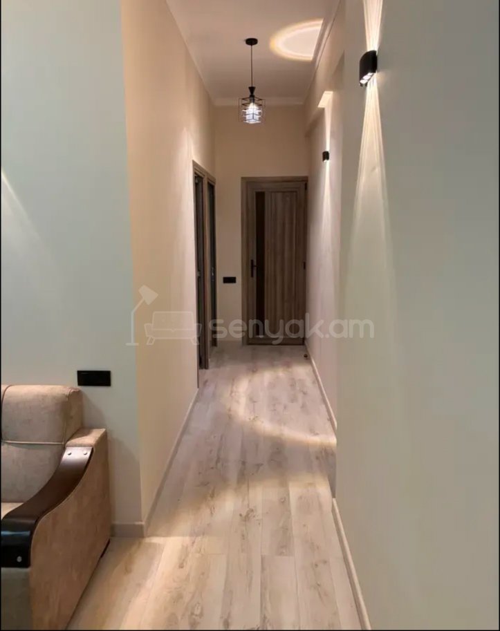 3 Սենյականոց Բնակարան Քարե Շենքում, 70քմ, 2/5 հարկ, Նորմալ Վիճակում, Կահավորված