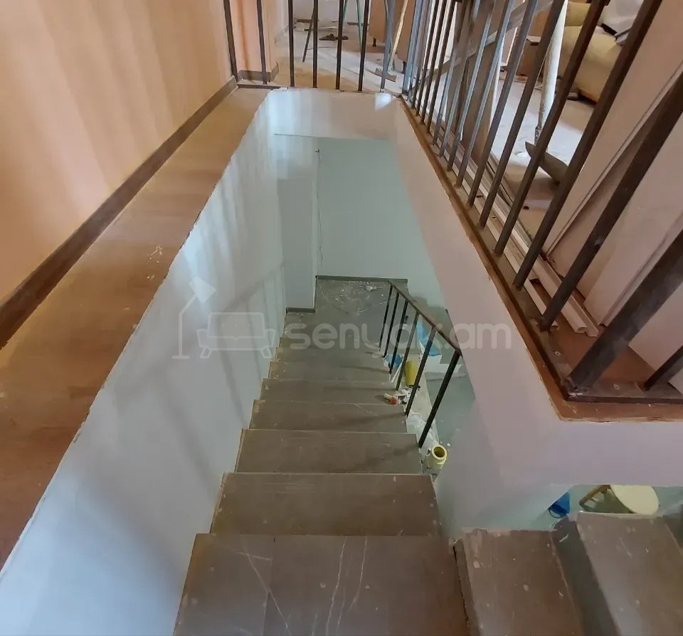 3 Սենյականոց Բնակարան Քարե Շենքում, 70քմ, 1/5 հարկ, Նորմալ Վիճակում, Կահավորված