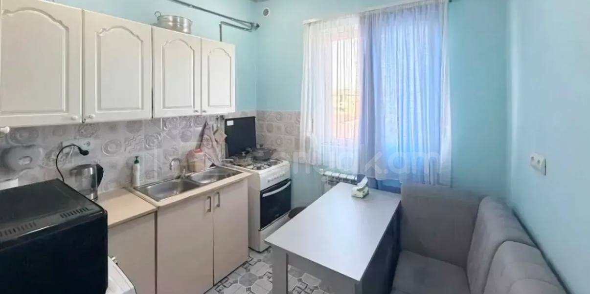 3 Սենյականոց Բնակարան Քարե Շենքում, 69քմ, 4/4 հարկ, Կապիտալ Վերանորոգված