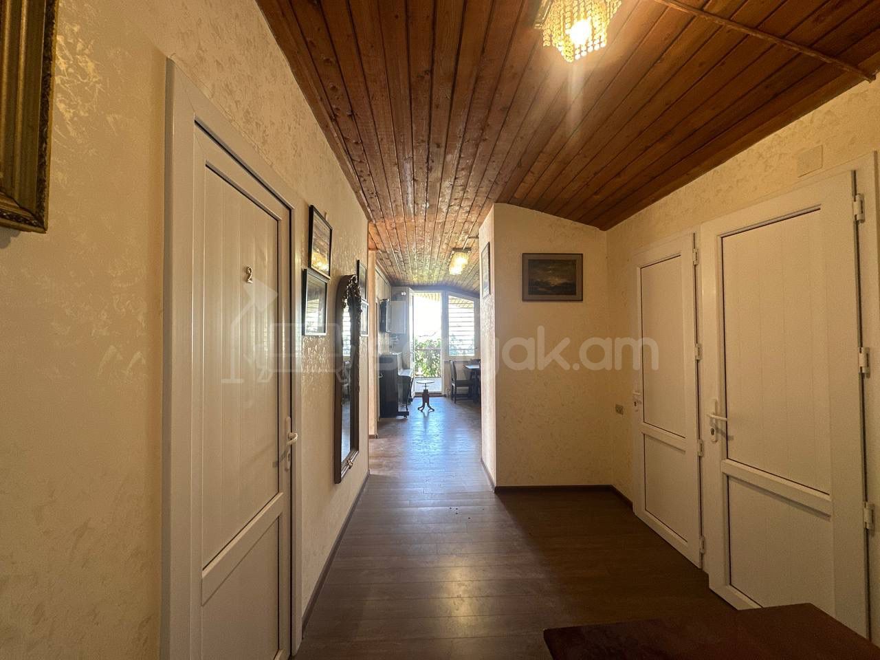 8 Սենյականոց Սեփական Տուն, 390քմ, Նորմալ Վիճակում, Ավտոտնակով