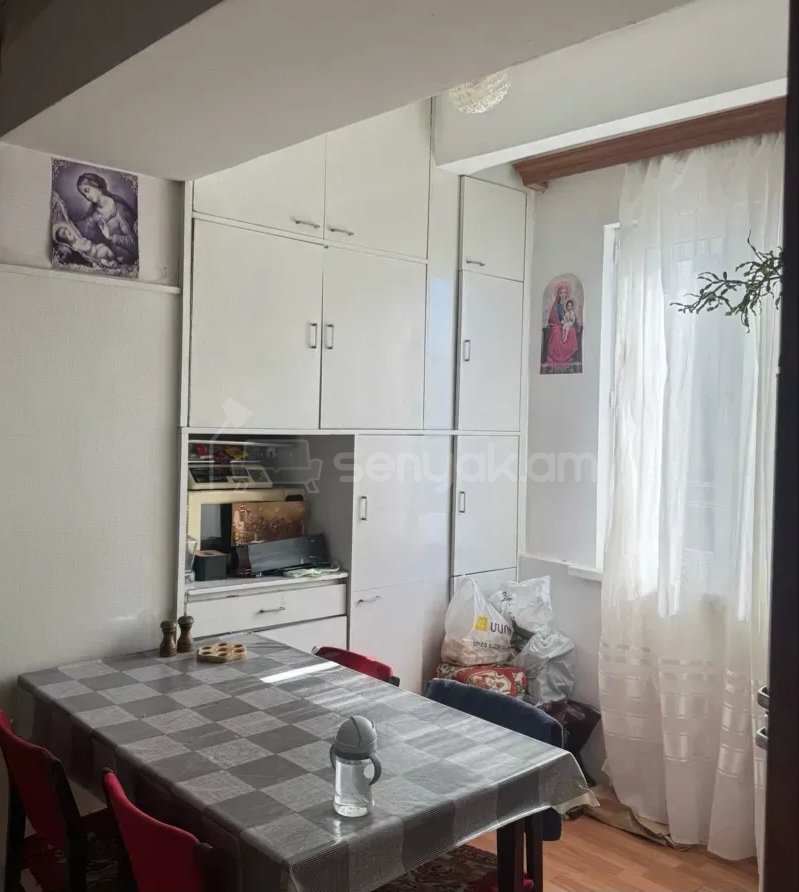 3 Սենյականոց Բնակարան Քարե Շենքում, 70քմ, 5/5 հարկ, Նորմալ Վիճակում
