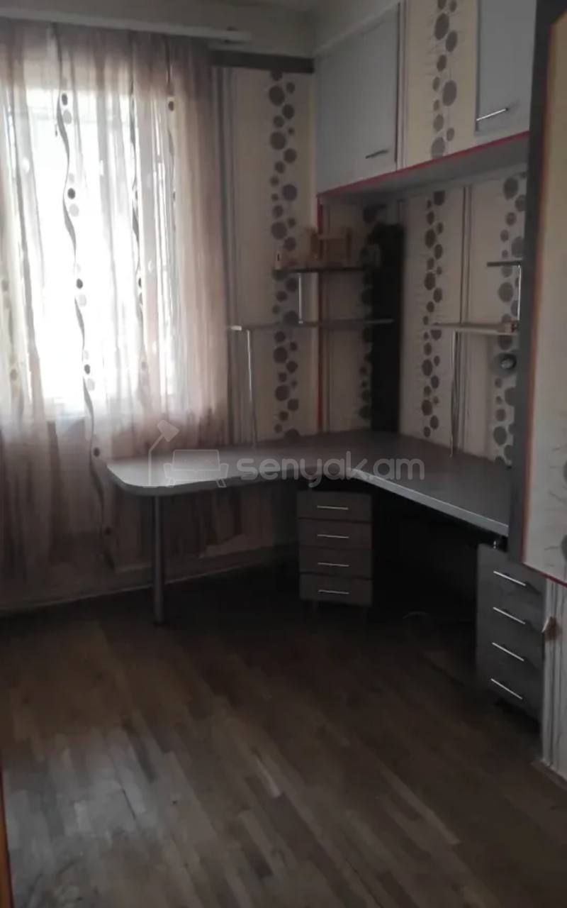 3 Սենյականոց Բնակարան Քարե Շենքում, 73քմ, 2/5 հարկ, Նորմալ Վիճակում