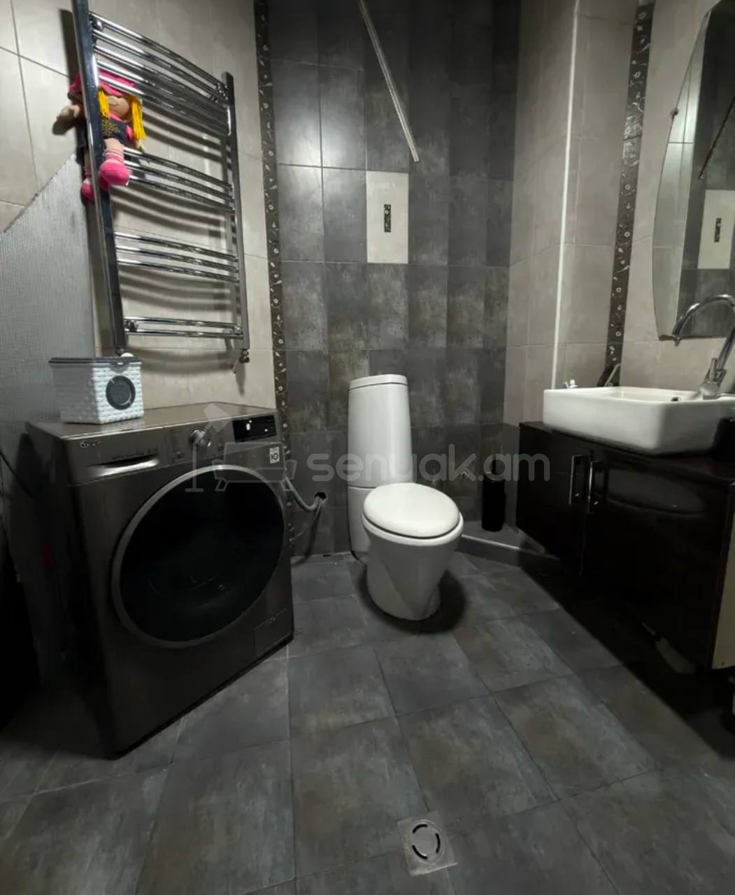 3 Սենյականոց Բնակարան Քարե Շենքում, 95քմ, 4/5 հարկ, Կապիտալ Վերանորոգված