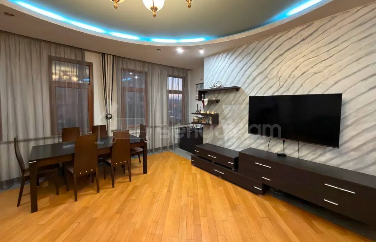 3 Սենյականոց Բնակարան Քարե Շենքում, 95քմ, 4/5 հարկ, Կապիտալ Վերանորոգված