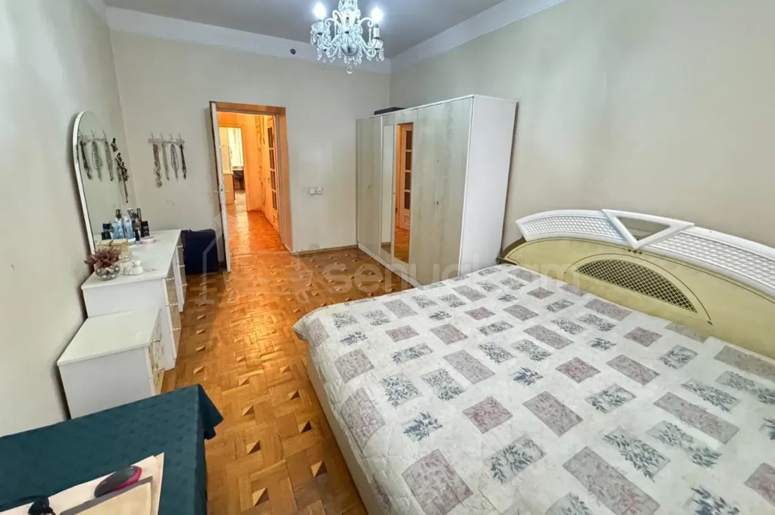 3 Սենյականոց Բնակարան Քարե Շենքում, 94քմ, 3/5 հարկ, Պետական Վիճակում