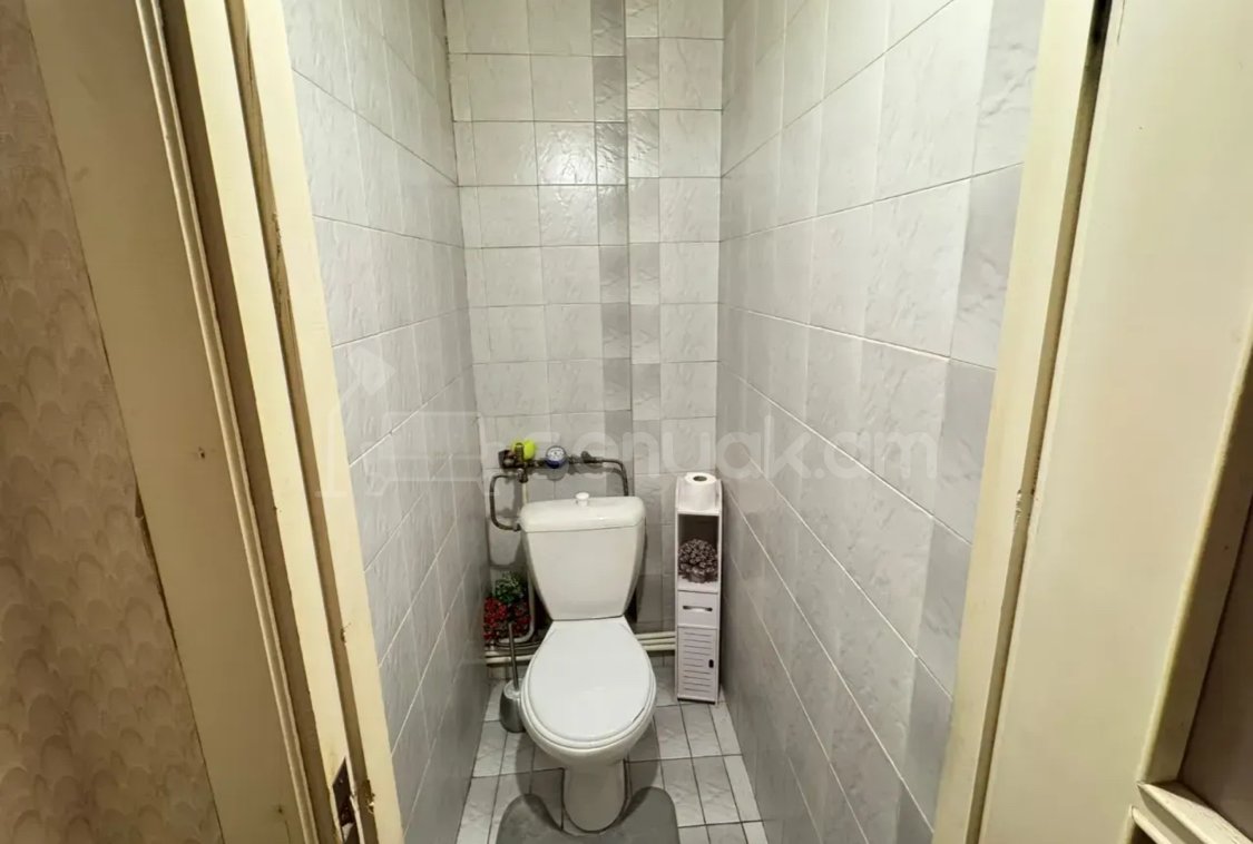 3 Սենյականոց Բնակարան Քարե Շենքում, 94քմ, 3/5 հարկ, Պետական Վիճակում