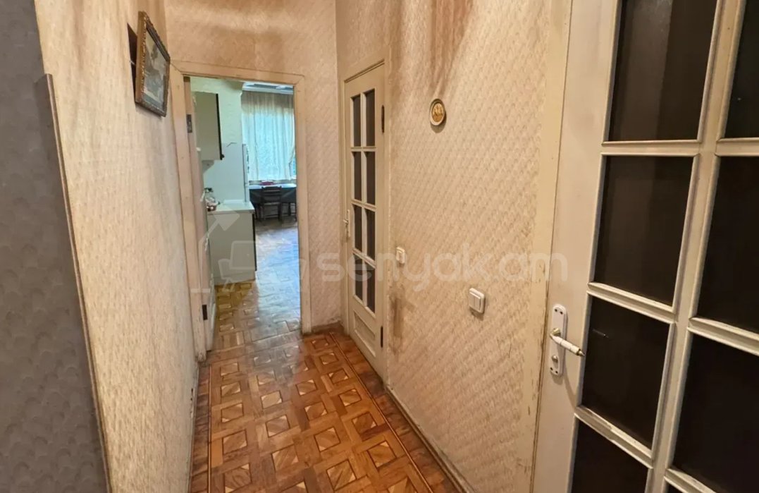 3 Սենյականոց Բնակարան Քարե Շենքում, 94քմ, 3/5 հարկ, Պետական Վիճակում