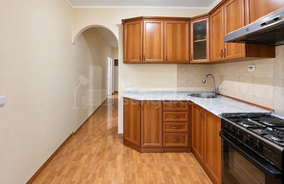 2 Սենյականոց Բնակարան Քարե Շենքում, 71քմ, 4/5 հարկ, Նորմալ Վիճակում