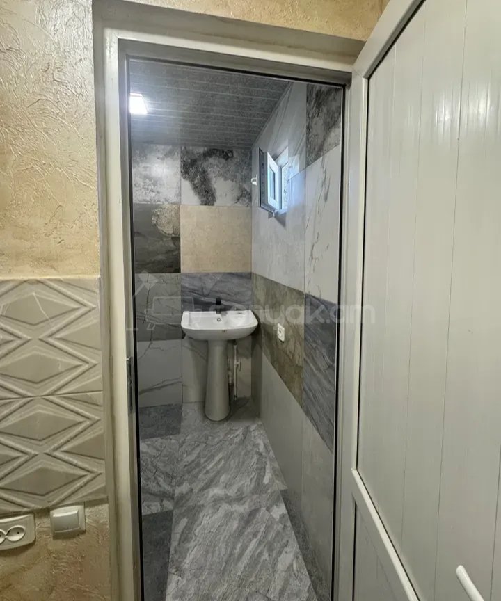 2 Սենյականոց Բնակարան Քարե Շենքում, 46քմ, 1/1 հարկ, Նորմալ Վիճակում, Կահավորված