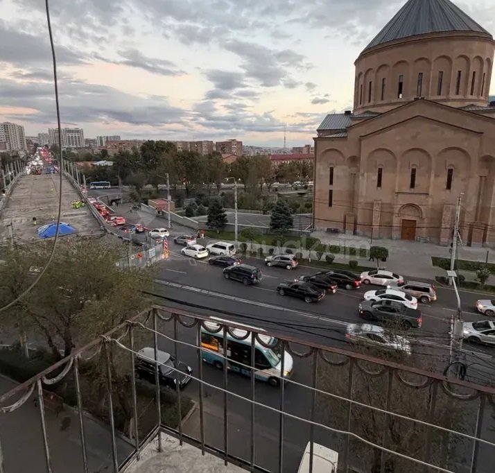2 Սենյականոց Բնակարան Քարե Շենքում, 61քմ, 4/4 հարկ, Պետական Վիճակում