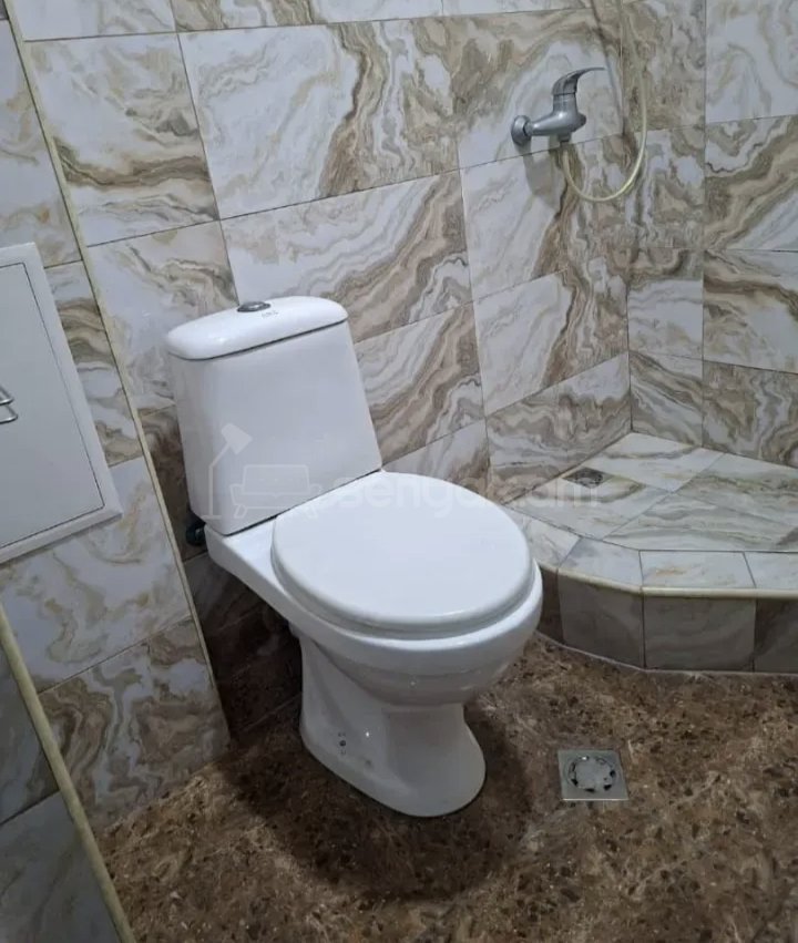 1 Սենյականոց Բնակարան Քարե Շենքում, 40քմ, 1/1 հարկ, Նորմալ Վիճակում, Կահավորված