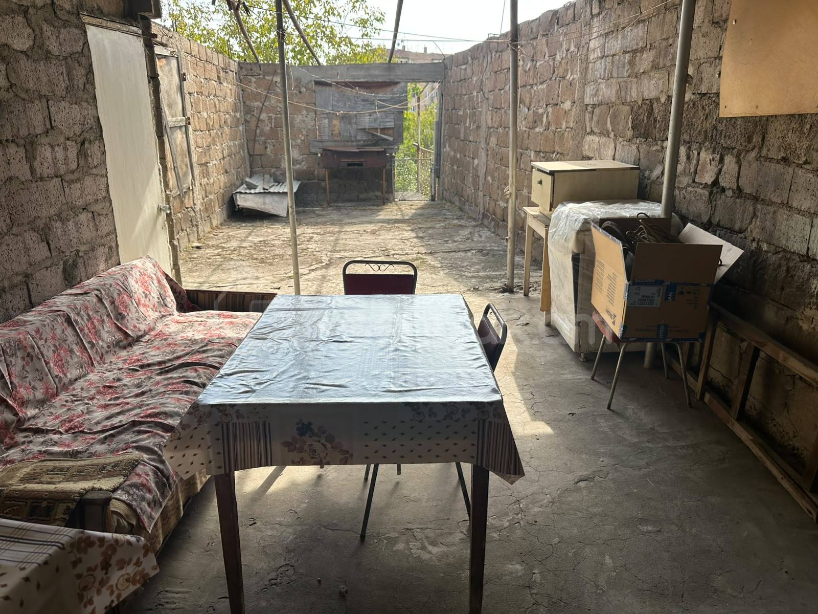 2 Սենյականոց Բնակարան Քարե Շենքում, 67քմ, 1/1 հարկ, Նորմալ Վիճակում, Կահավորված