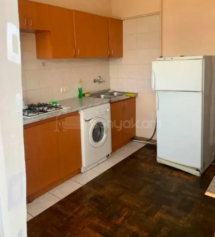 1 Սենյականոց Բնակարան Քարե Շենքում, 40քմ, 3/5 հարկ, Նորմալ Վիճակում, Կահավորված