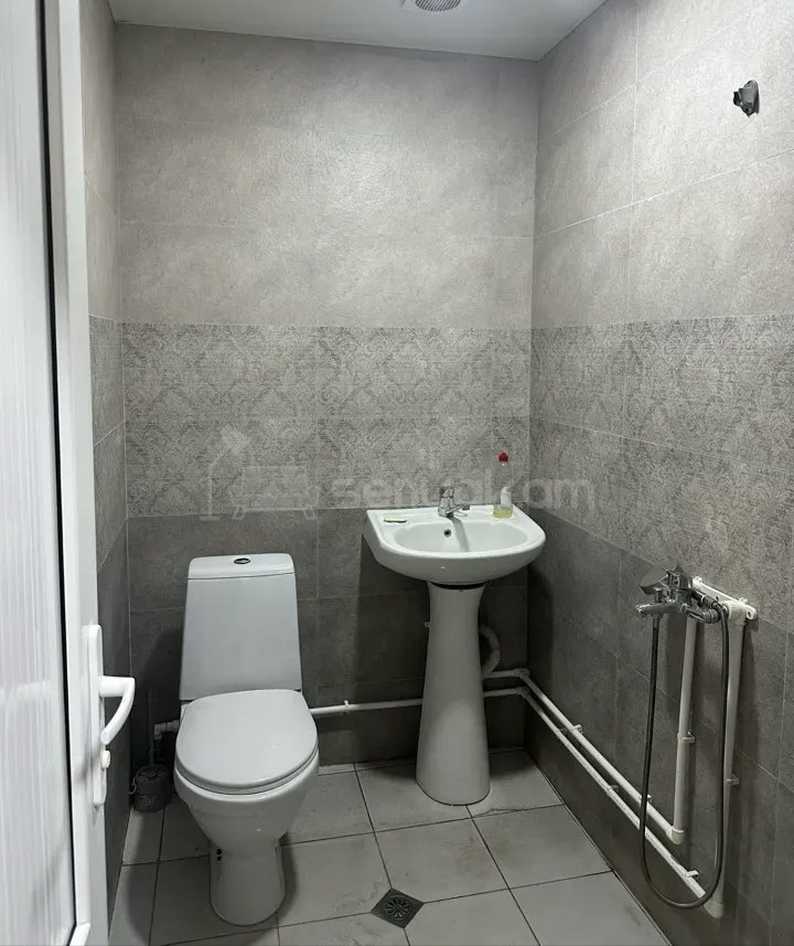 1 Սենյականոց Բնակարան Քարե Շենքում, 42քմ, 1/1 հարկ, Նորմալ Վիճակում, Կահավորված
