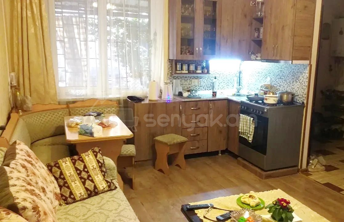3 Սենյականոց Բնակարան Քարե Շենքում, 56քմ, 1/4 հարկ, Կապիտալ Վերանորոգված