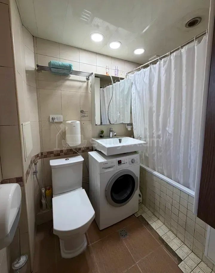 4 Սենյականոց Բնակարան Քարե Շենքում, 90քմ, 2/5 հարկ, Նորմալ Վիճակում