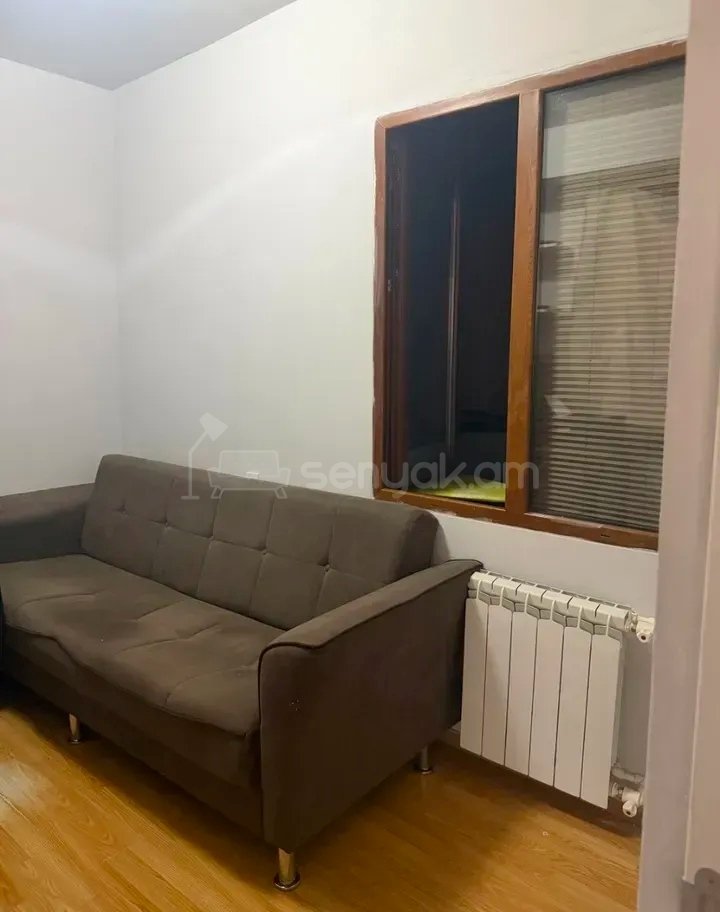 4 Սենյականոց Բնակարան Քարե Շենքում, 90քմ, 2/5 հարկ, Նորմալ Վիճակում