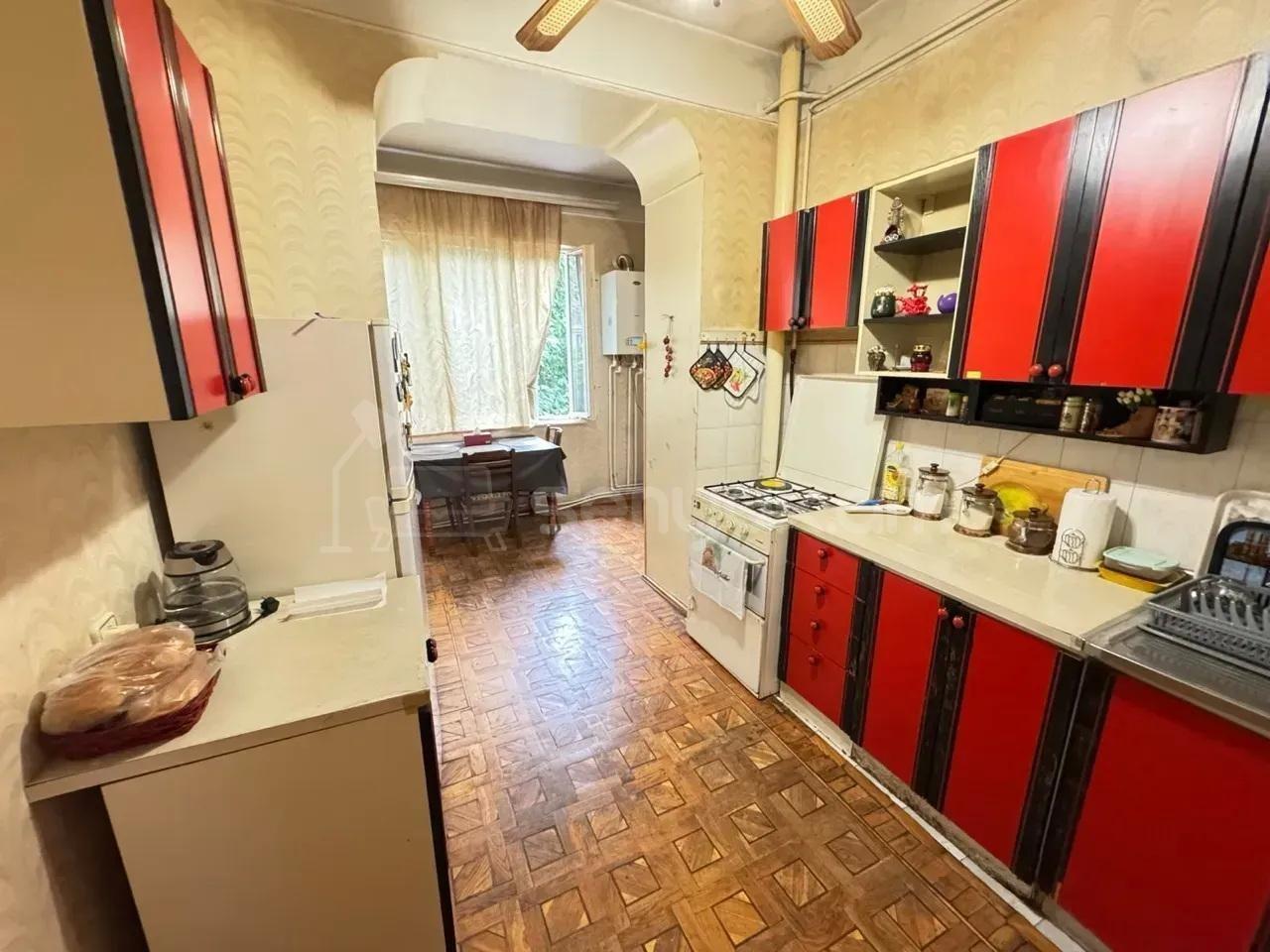 3 Սենյականոց Բնակարան Քարե Շենքում, 94քմ, 3/5 հարկ, Նորմալ Վիճակում