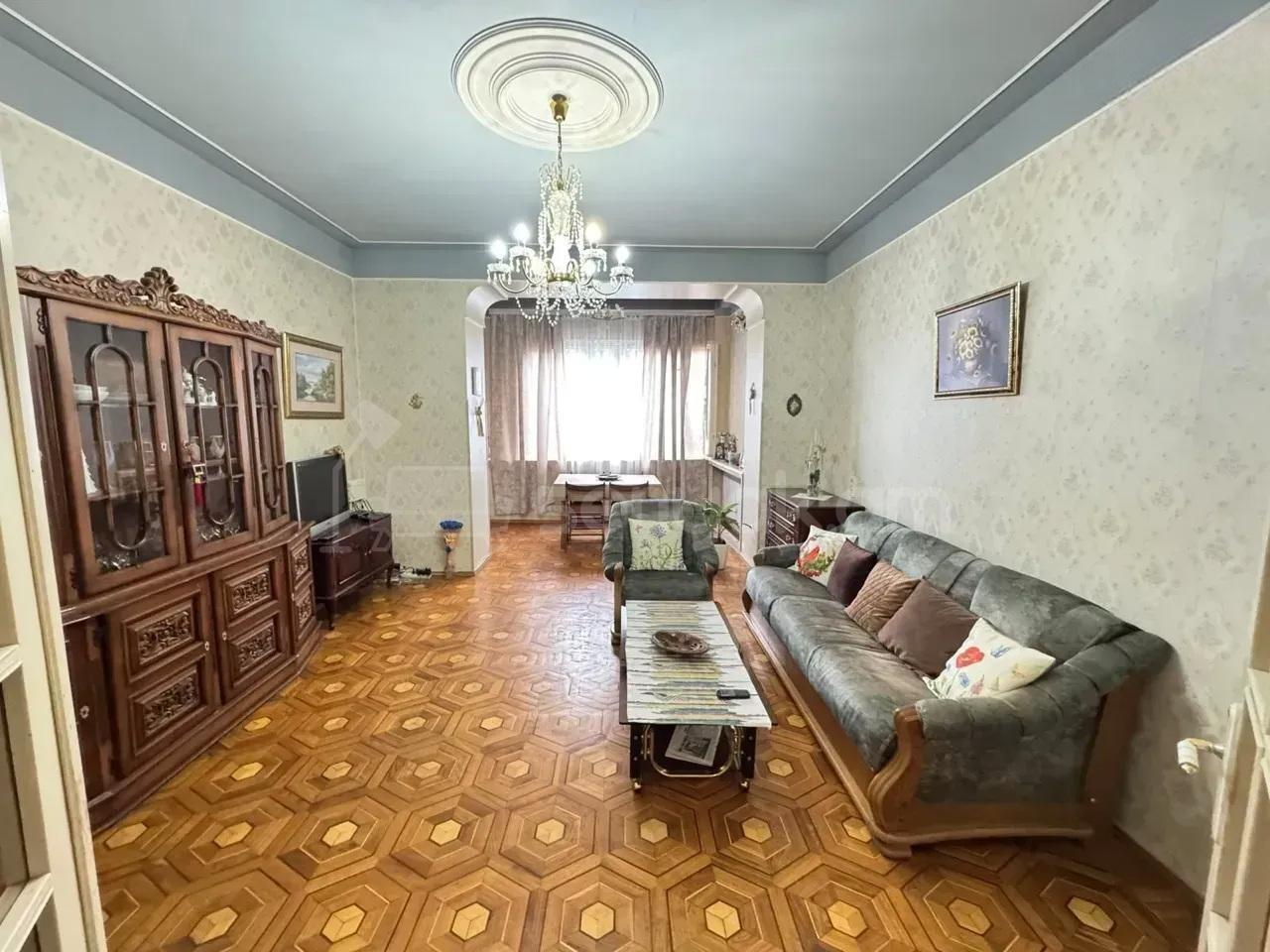 3 Սենյականոց Բնակարան Քարե Շենքում, 94քմ, 3/5 հարկ, Նորմալ Վիճակում