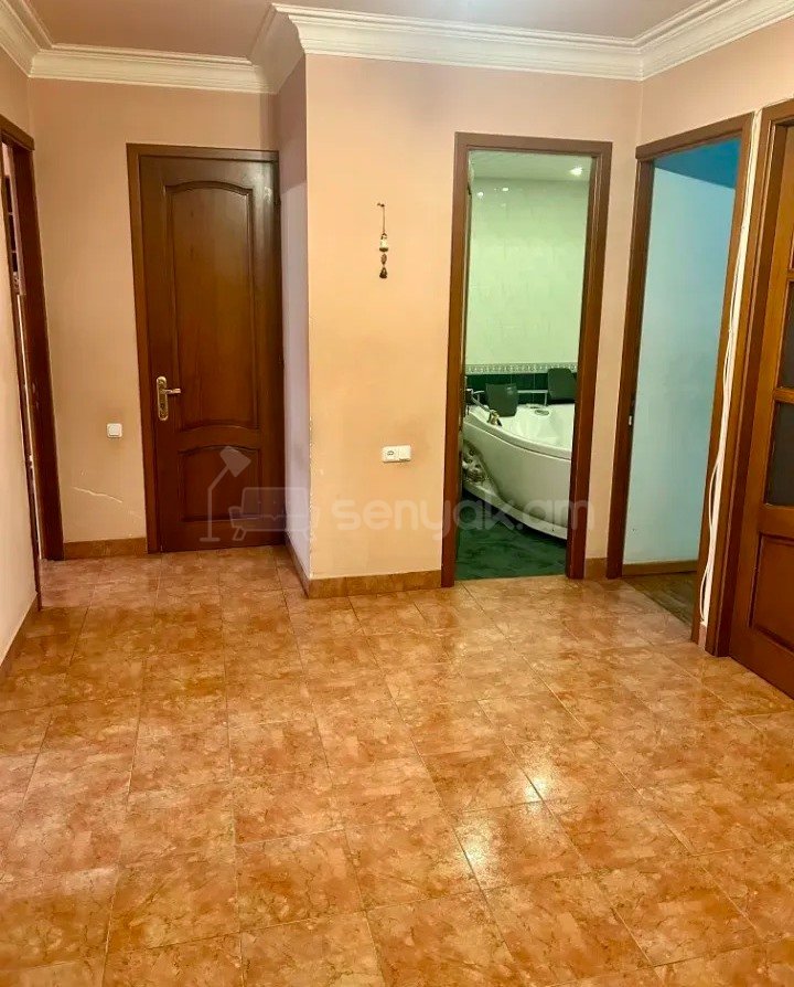 4 Սենյականոց Բնակարան Քարե Շենքում, 92քմ, 1/7 հարկ, Կապիտալ Վերանորոգված