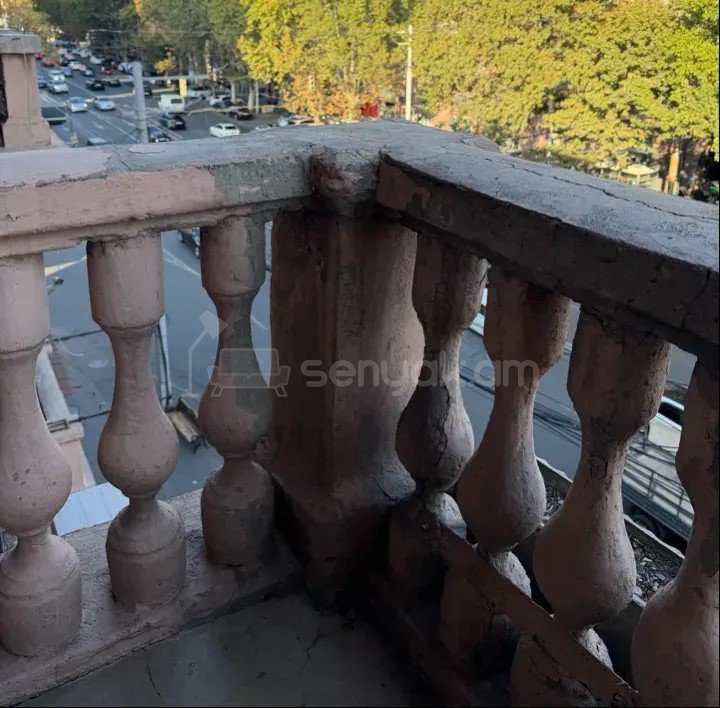3 Սենյականոց Բնակարան Քարե Շենքում, 80քմ, 4/4 հարկ, Պետական Վիճակում