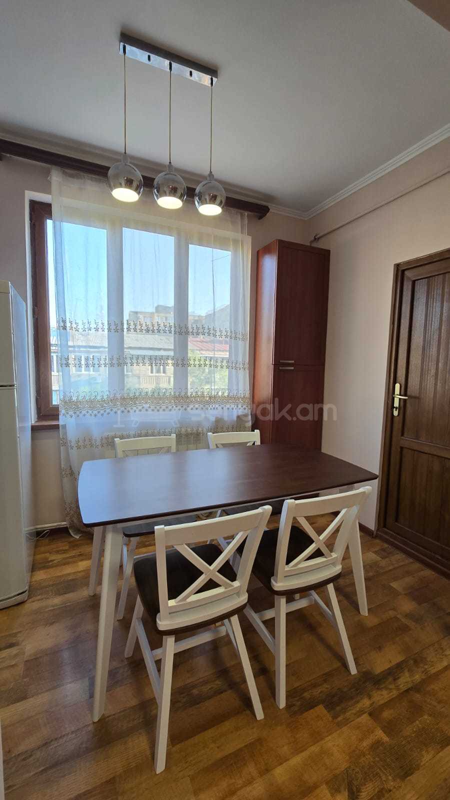 3 Սենյականոց Բնակարան Քարե Շենքում, 86քմ, 5/5 հարկ, Դիզայներական Վերանորոգված, Կահավորված, Արևկող