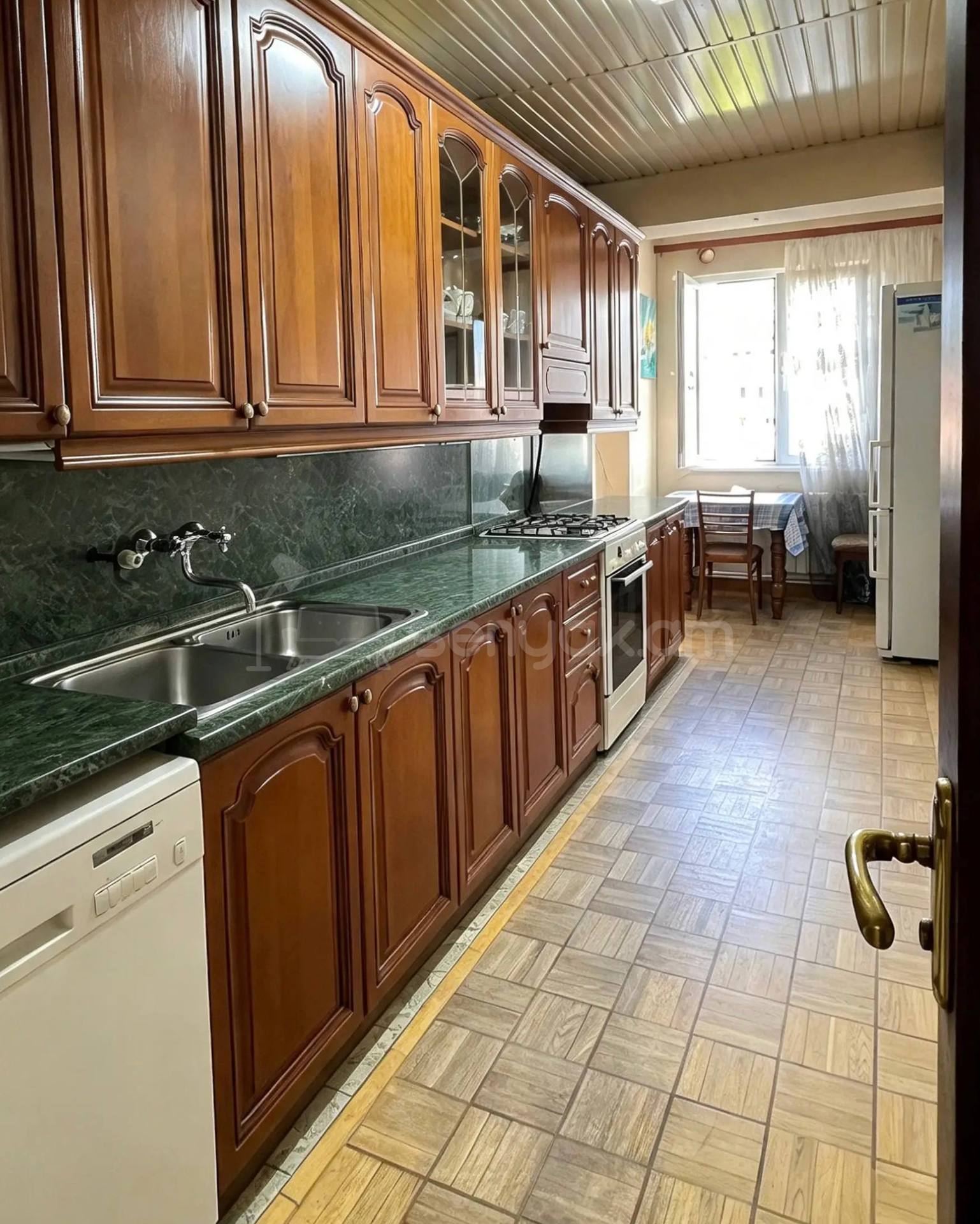 4 Սենյականոց Բնակարան Քարե Շենքում, 98քմ, 4/5 հարկ, Նորմալ Վիճակում