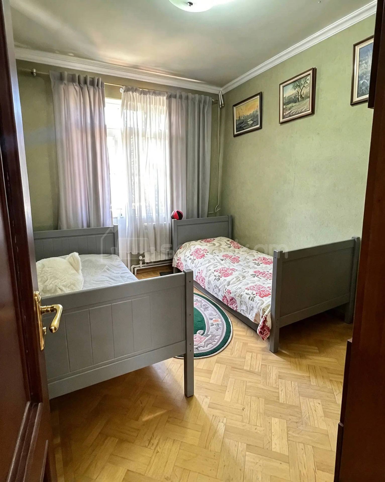 4 Սենյականոց Բնակարան Քարե Շենքում, 98քմ, 4/5 հարկ, Նորմալ Վիճակում