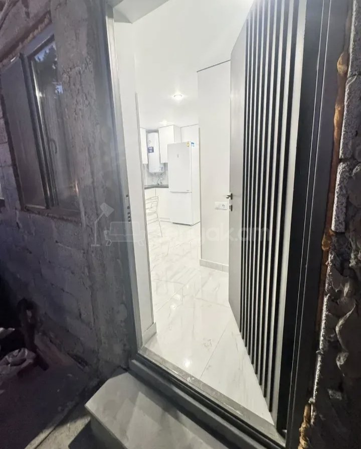 1 Սենյականոց Բնակարան Քարե Շենքում, 30քմ, 1/1 հարկ, Կապիտալ Վերանորոգված, Կահավորված