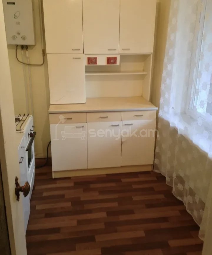 3 Սենյականոց Բնակարան Քարե Շենքում, 69քմ, 2/5 հարկ, Նորմալ Վիճակում, Կահավորված
