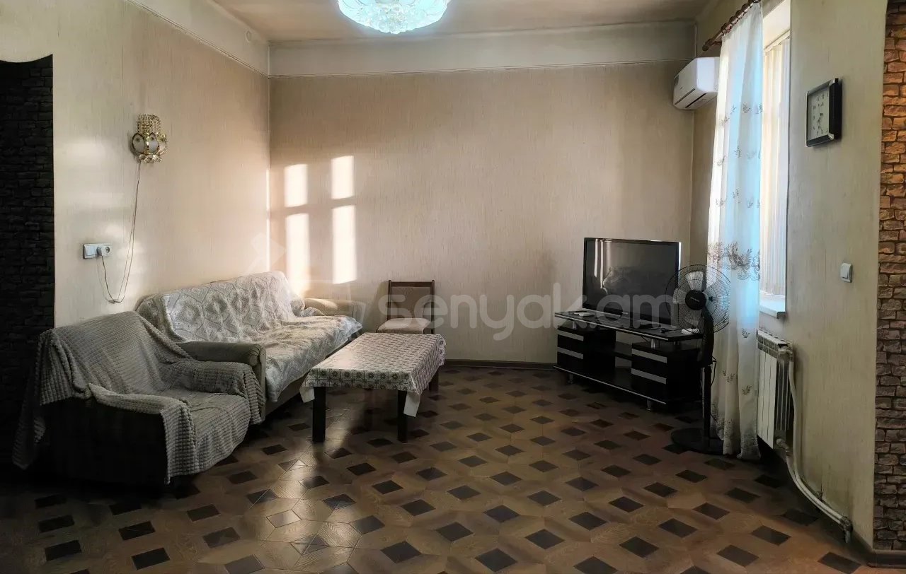 3 Սենյականոց Բնակարան Քարե Շենքում, 77քմ, 2/2 հարկ, Նորմալ Վիճակում, Կահավորված