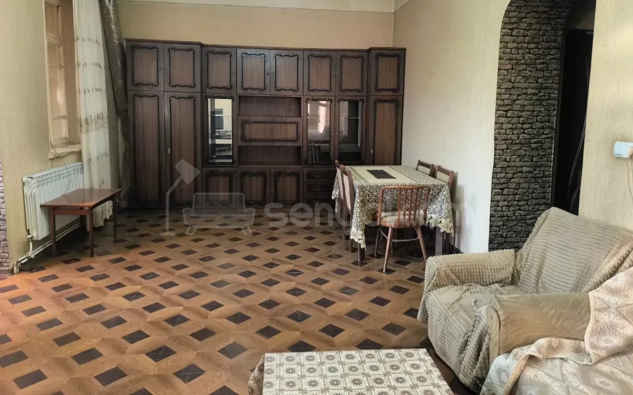 3 Սենյականոց Բնակարան Քարե Շենքում, 77քմ, 2/2 հարկ, Նորմալ Վիճակում, Կահավորված