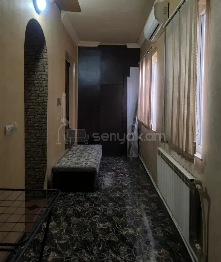 3 Սենյականոց Բնակարան Քարե Շենքում, 77քմ, 2/2 հարկ, Նորմալ Վիճակում, Կահավորված