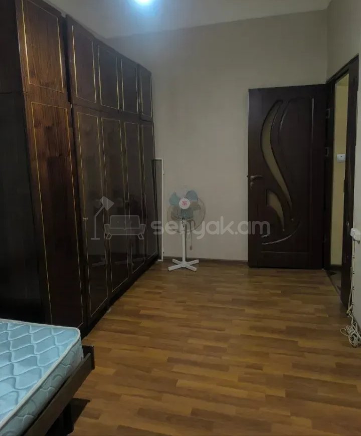 3 Սենյականոց Բնակարան Քարե Շենքում, 77քմ, 2/2 հարկ, Նորմալ Վիճակում, Կահավորված