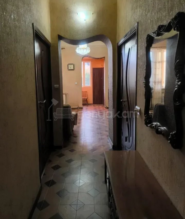 3 Սենյականոց Բնակարան Քարե Շենքում, 77քմ, 2/2 հարկ, Նորմալ Վիճակում, Կահավորված