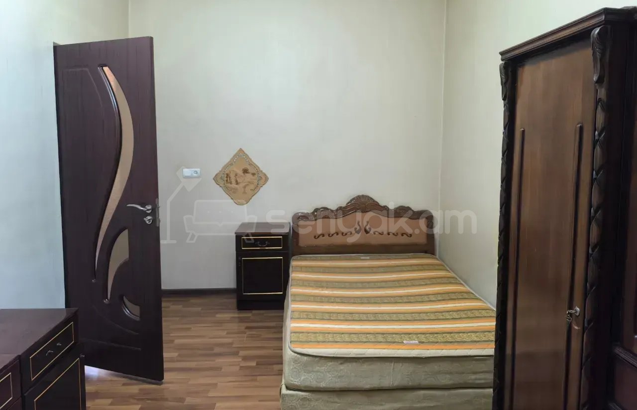 3 Սենյականոց Բնակարան Քարե Շենքում, 77քմ, 2/2 հարկ, Նորմալ Վիճակում, Կահավորված