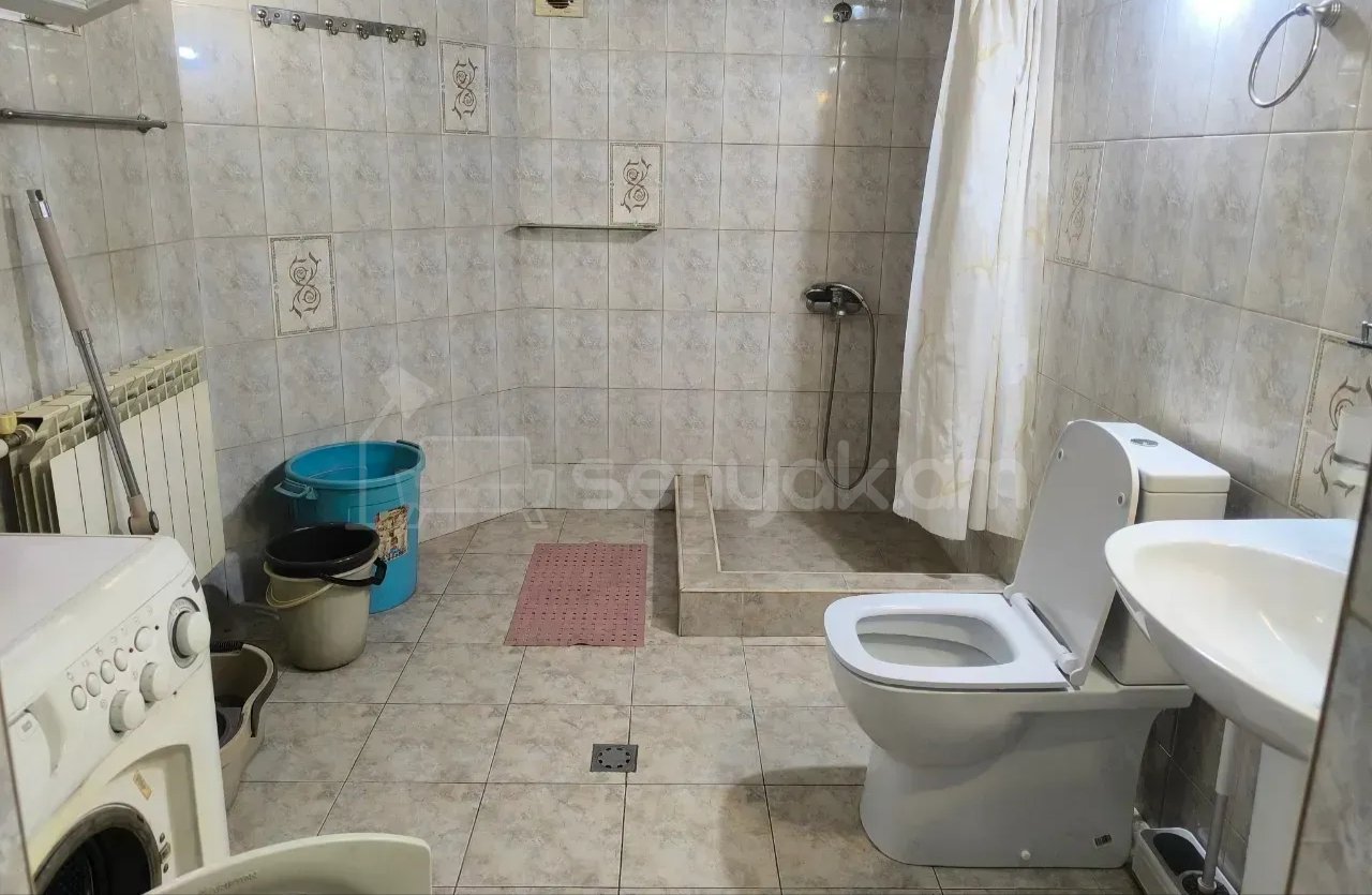 3 Սենյականոց Բնակարան Քարե Շենքում, 77քմ, 2/2 հարկ, Նորմալ Վիճակում, Կահավորված