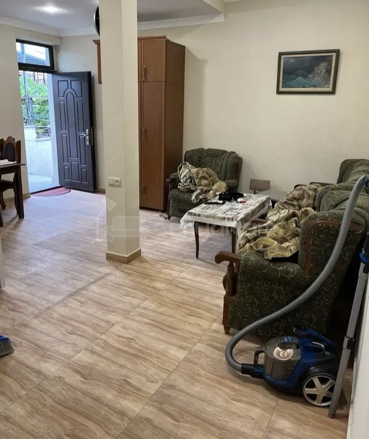 3 Սենյականոց Բնակարան Քարե Շենքում, 77քմ, 2/2 հարկ, Կապիտալ Վերանորոգված, Կահավորված