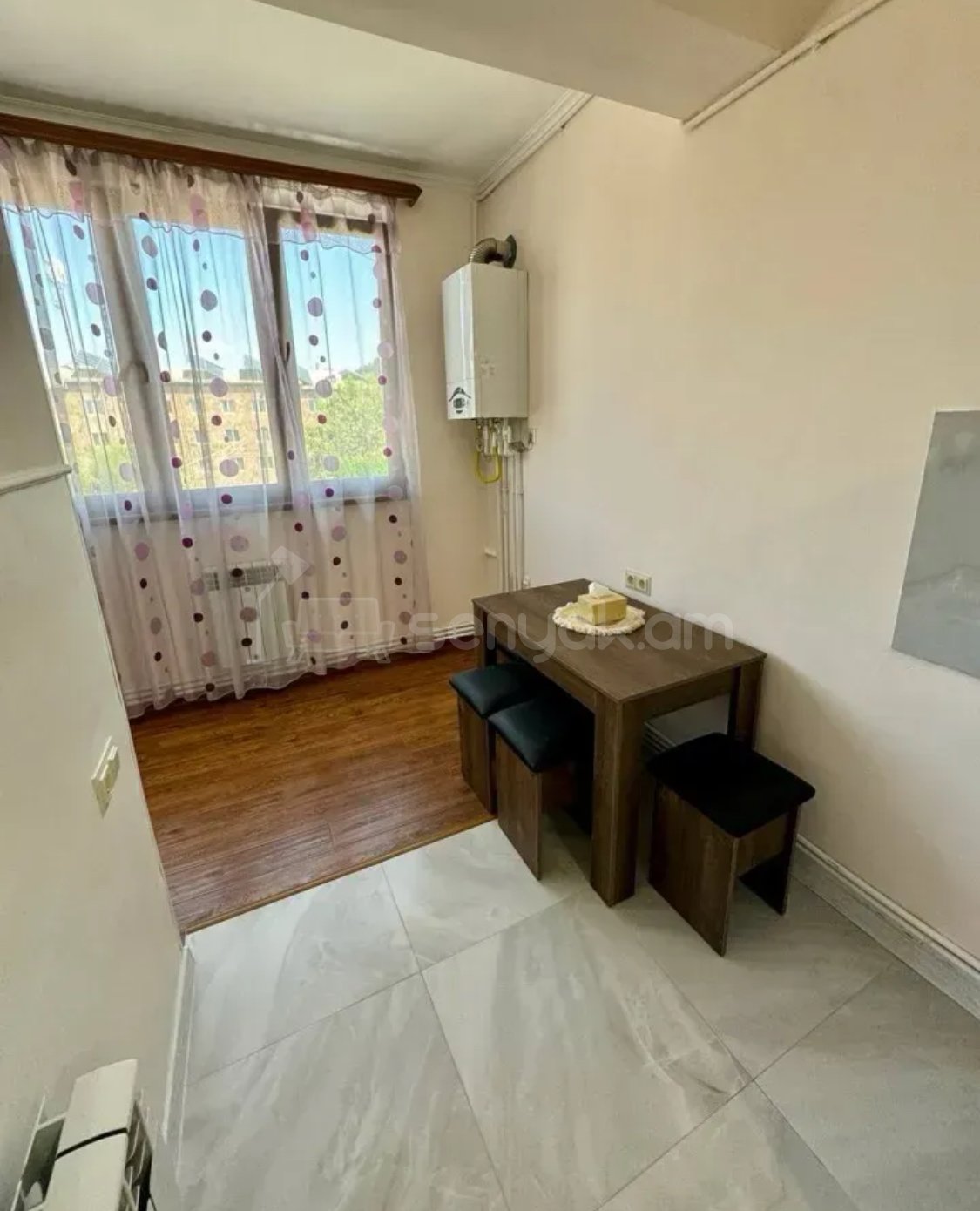 3 Սենյականոց Բնակարան Քարե Շենքում, 76քմ, 5/5 հարկ, Նորմալ Վիճակում, Կահավորված