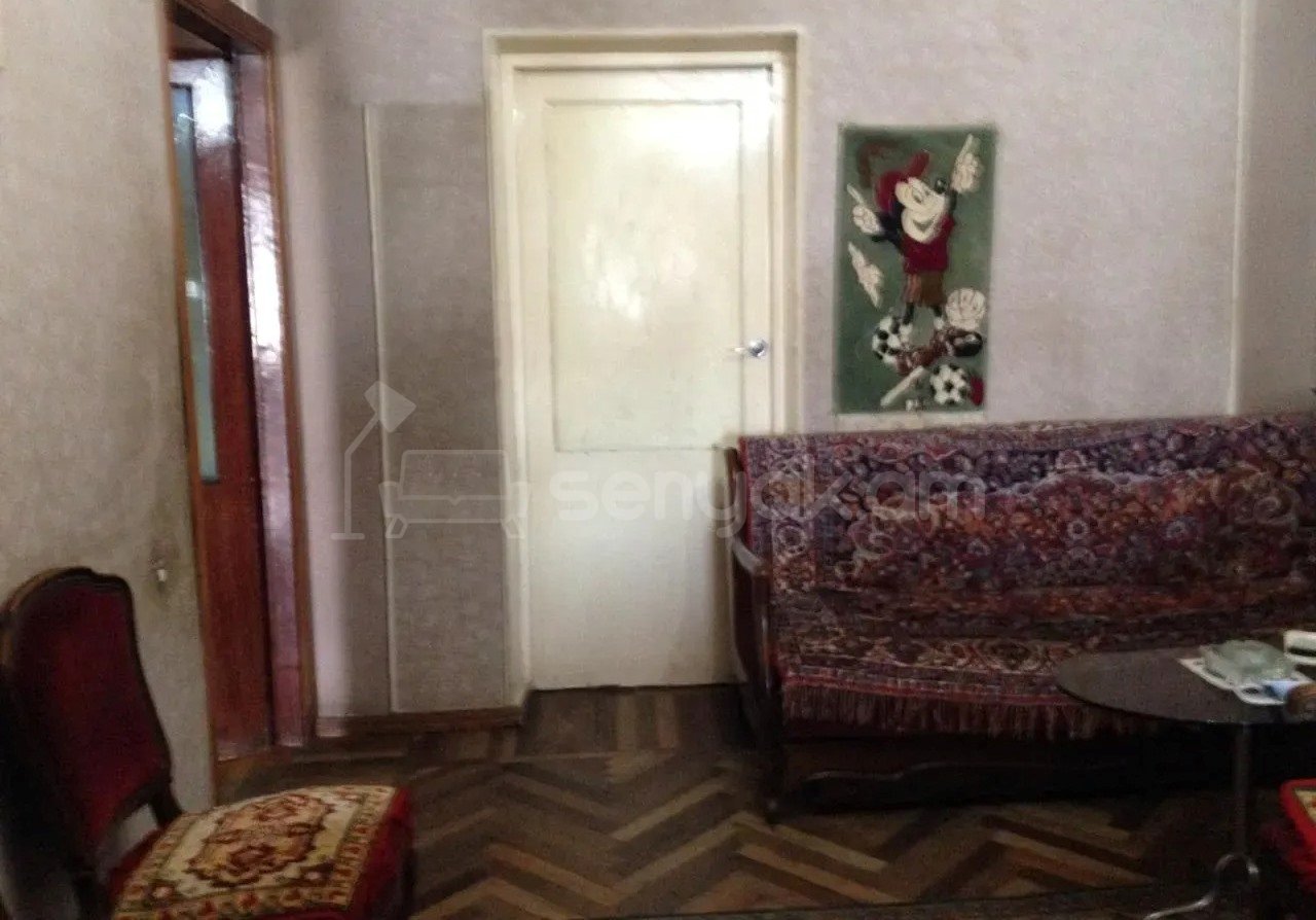 4 Սենյականոց Բնակարան Քարե Շենքում, 94քմ, 2/5 հարկ, Նորմալ Վիճակում