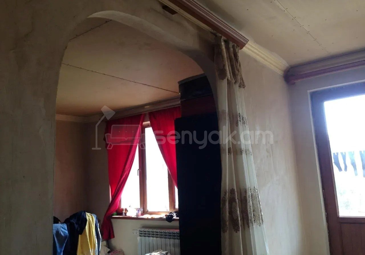 4 Սենյականոց Բնակարան Քարե Շենքում, 94քմ, 2/5 հարկ, Նորմալ Վիճակում