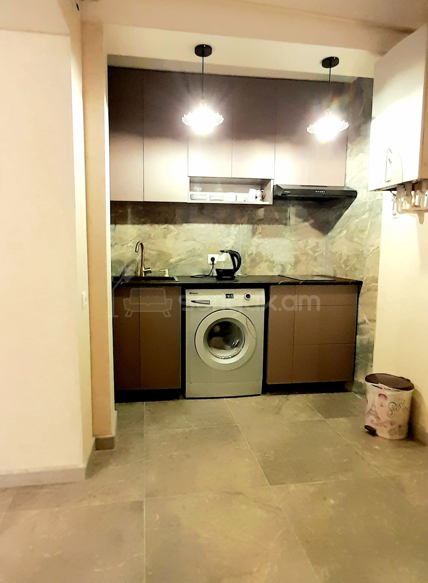3 Սենյականոց Բնակարան Քարե Շենքում, 71քմ, 2/5 հարկ, Կապիտալ Վերանորոգված