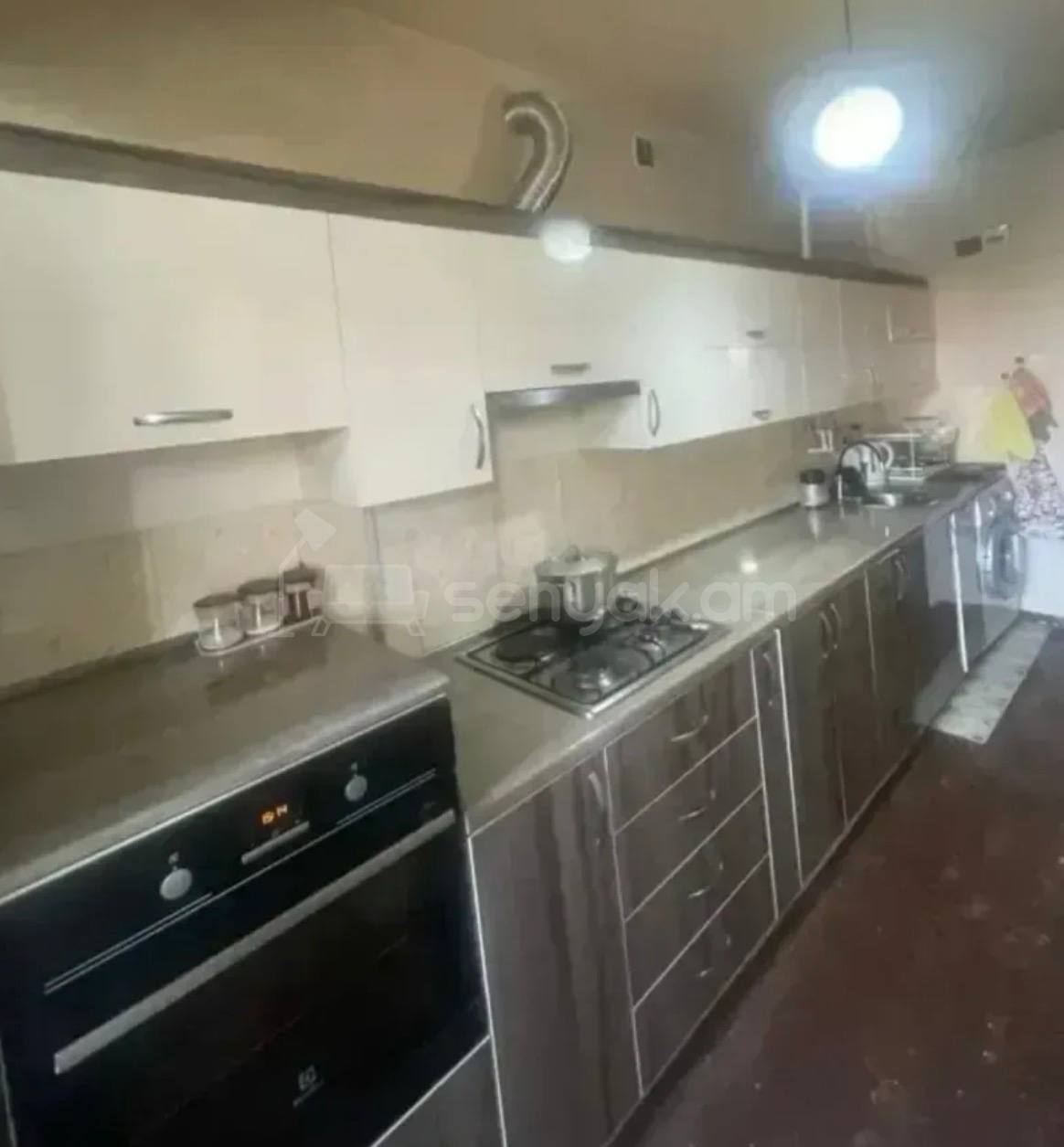 3 Սենյականոց Բնակարան Քարե Շենքում, 78քմ, 5/5 հարկ, Նորմալ Վիճակում