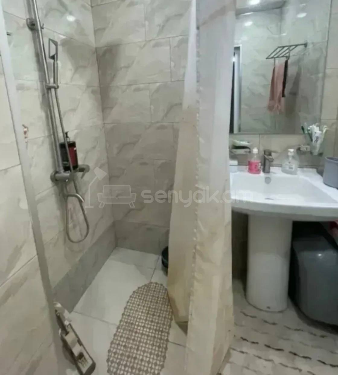 3 Սենյականոց Բնակարան Քարե Շենքում, 78քմ, 5/5 հարկ, Նորմալ Վիճակում
