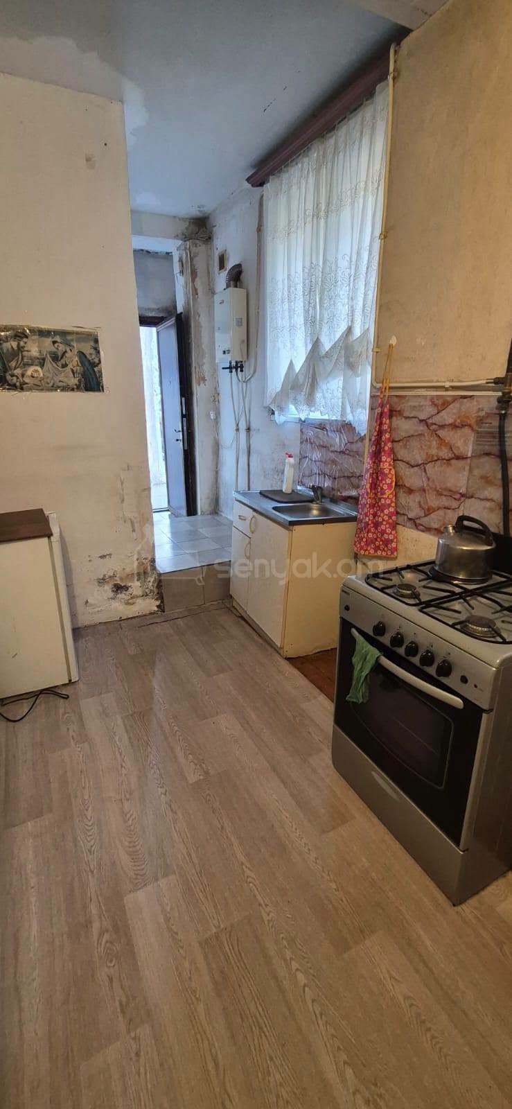 1 Սենյականոց Բնակարան Քարե Շենքում, 39քմ, 1/5 հարկ, Պետական Վիճակում
