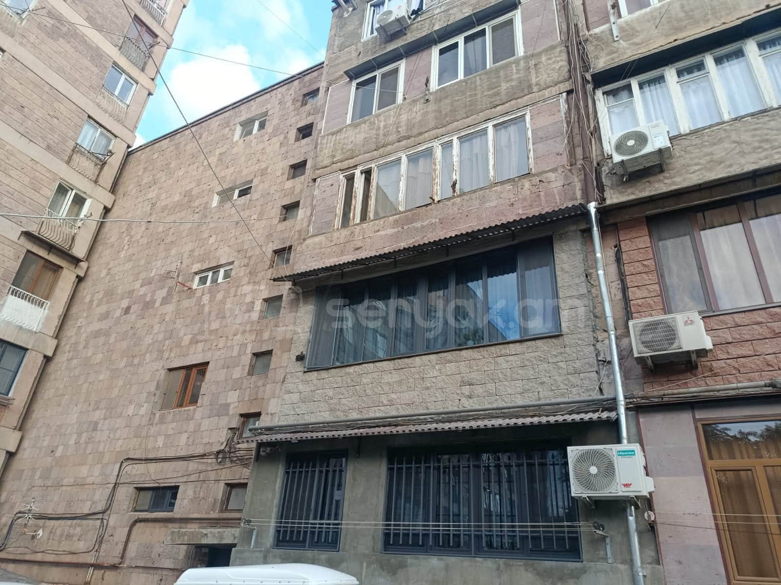 3 Սենյականոց Բնակարան Քարե Շենքում, 74քմ, 2/5 հարկ, Կապիտալ Վերանորոգված