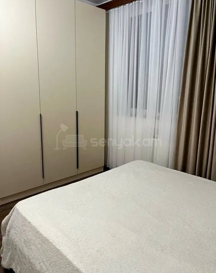 3 Սենյականոց Բնակարան Քարե Շենքում, 108քմ, 5/5 հարկ, Կապիտալ Վերանորոգված